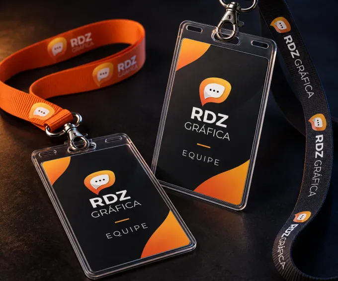 Crachás personalizados com cordão